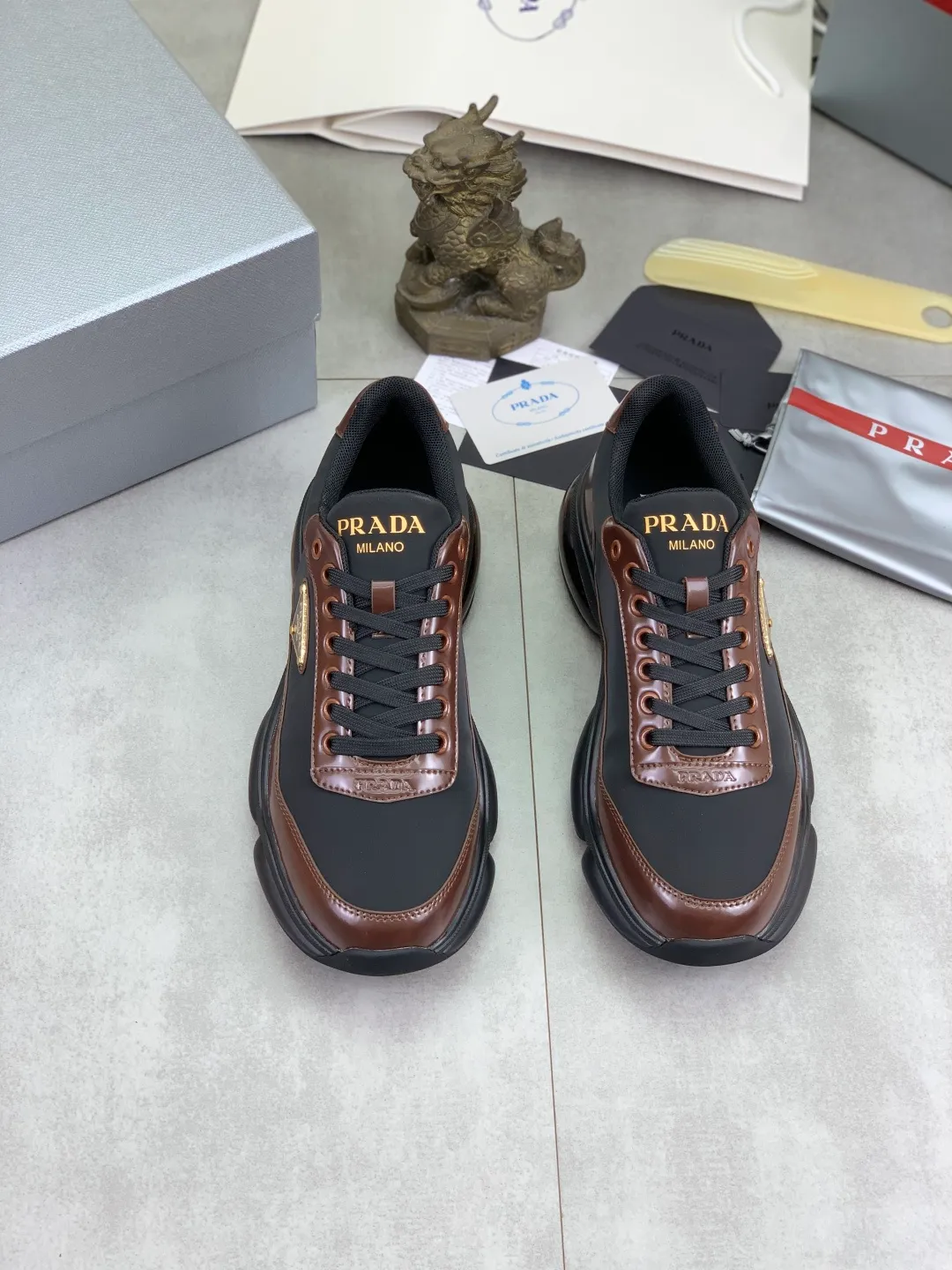 Men's men's shoes 💰P640 💰【New model】Top quality, new popular model on the official website, it will not go out of style for a hundred years, 🆘 The trendy brand (Prada) mainly promotes popular models, avant-garde and versatile fashionable men's shoes, private version molding, cowhide surface splicing 1:1 oil edge processing... fashionable and simple, original imported cowhide interior cowhide feet; the atmosphere and personality are more fashionable, eye-catching and pursuing class. It will subvert old ideas and be a must-have for fashionistas who want to spend time with you! Must keep it! High-end comfort, high-end quality workmanship. Size: 38-45 Various colors available. full package